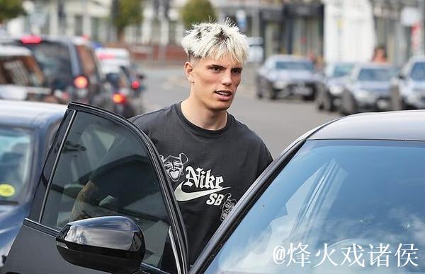 加纳乔希望留在英格兰，星期一现身理发店与粉丝合影